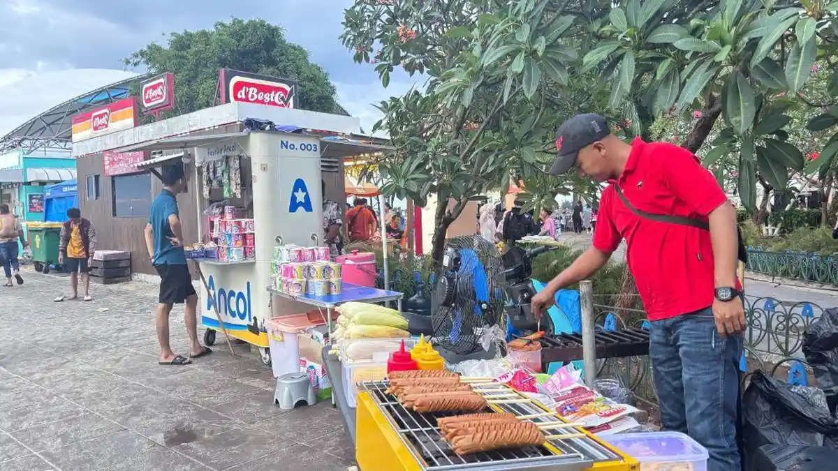 Serba-serbi Libur Lebaran 2025, Bule Tawar Jagung Bakar Berujung Tak Bayar di Pantai Ancol