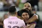 Messi-diburu-fans-Bodyguard.jpg
