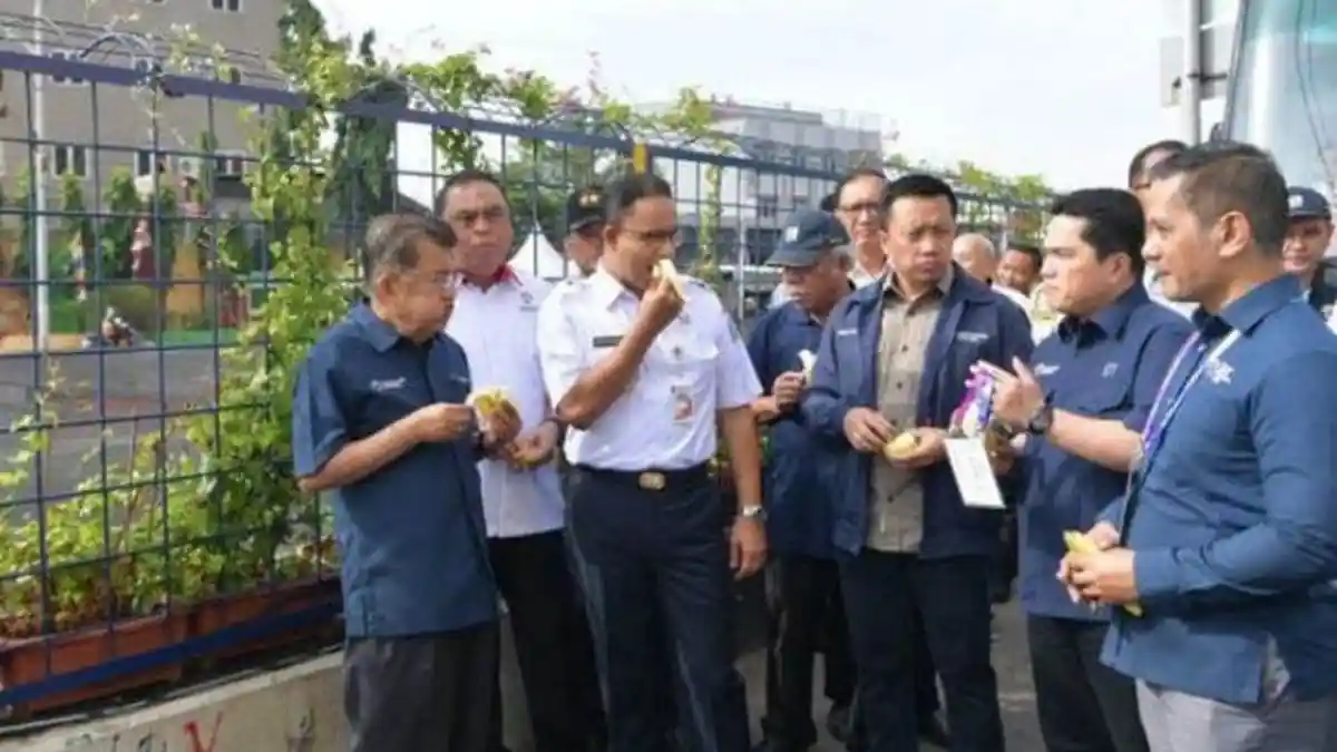 Makan Pisang di Pinggir Kali, Anies Baswedan: Biar Semua Tahu, di Sini Sudah Tidak Bau