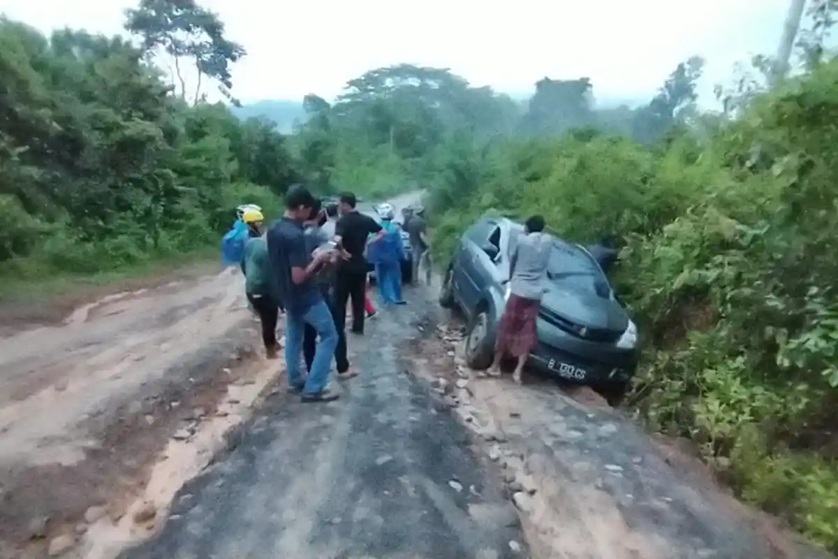 Puluhan Tahun Jalan Berlumpur dan Berkubang, Warga Samar Kilang Kesulitan Pasarkan Hasil Produksi