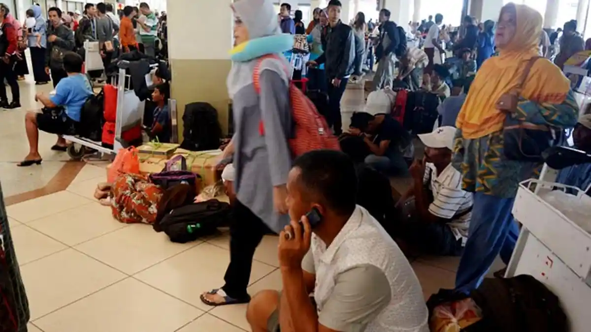 Ketika Pilot Lion Air Mogok, Penumpang di Bandara Juanda Menumpuk - pilot-mogok_20160510_212607.jpg