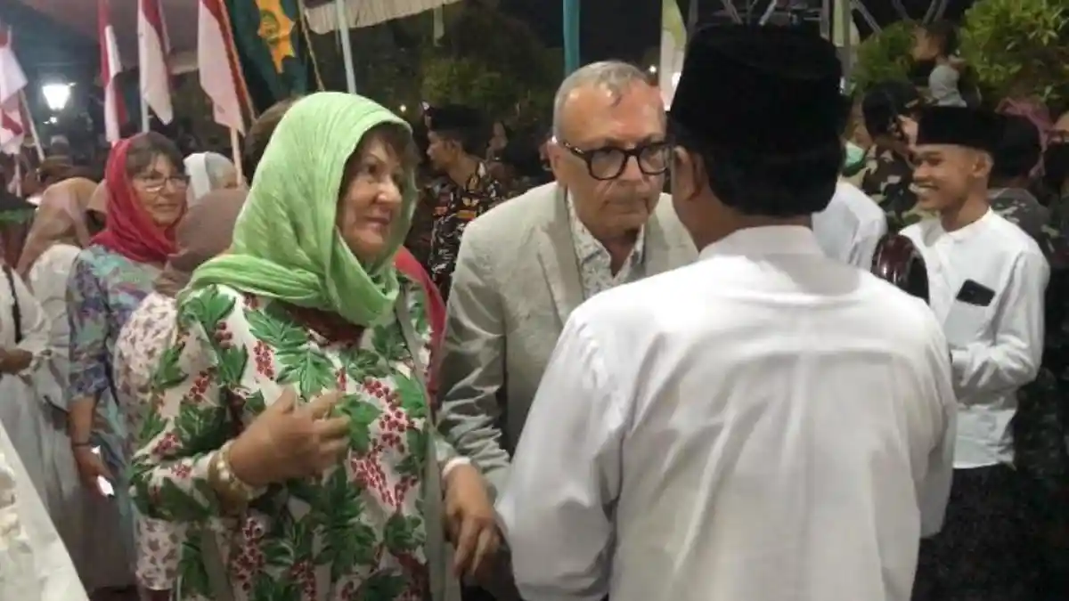 Turis Eropa Turut dalam Iring-Iringan Tumpeng Songo Grebeg Besar Demak, Begini Respon Bupati Eisti