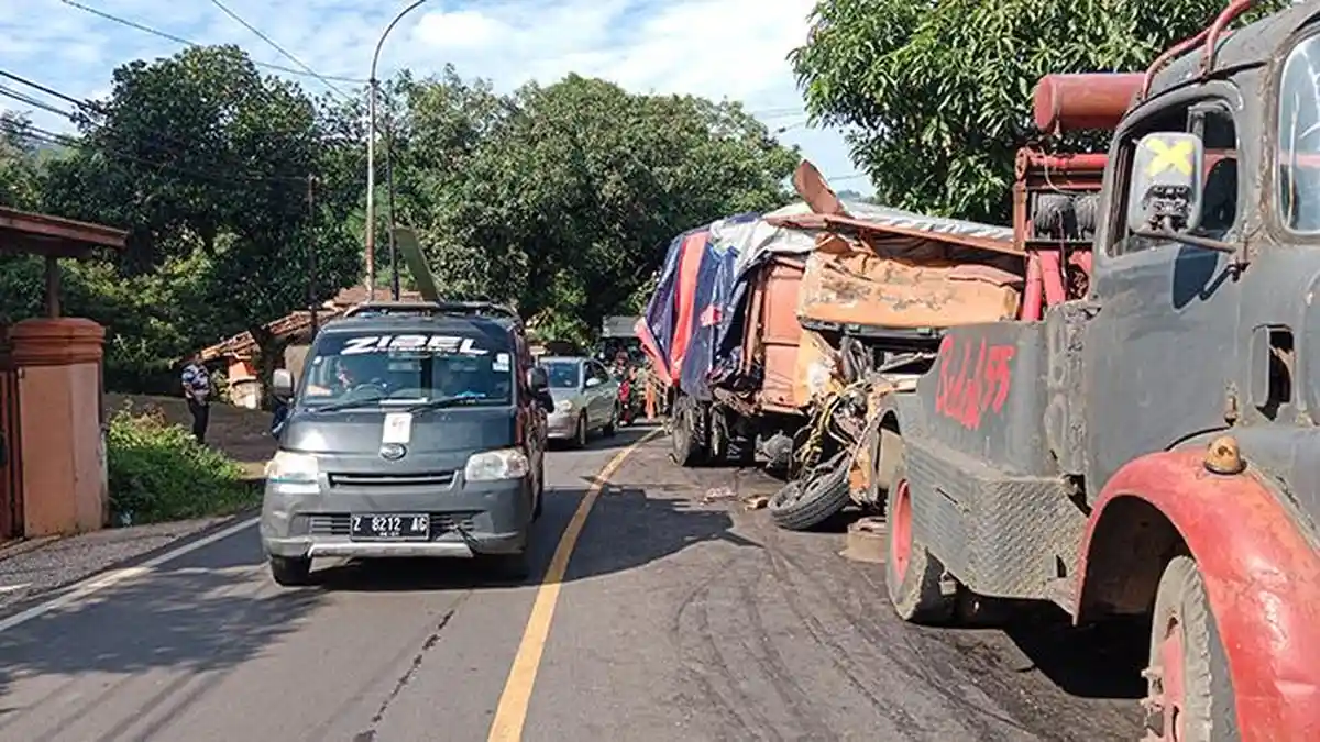 Sistem Buka Tutup Jalan Diberlakukan Imbas Tronton vs Tronton di Sumedang Selatan