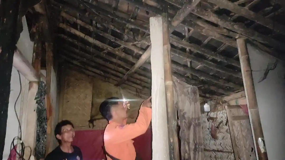 Sambaran Petir Picu Kebakaran Rumah di Jember