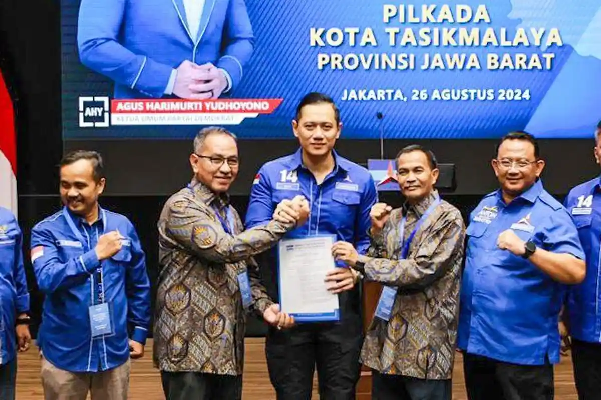 Pilkada Tasikmalaya, DPP Demokrat Serahkan SK Untuk Pasangan Ivan Dicksan dan Dede Muharam