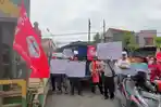 Warga-Desa-tiron-Kediri-demo-di-dewan-kediri.jpg