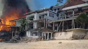 PADAMKAN-API-Warga-berusaha-melakukan-upaya-pemadaman-bekas.jpg