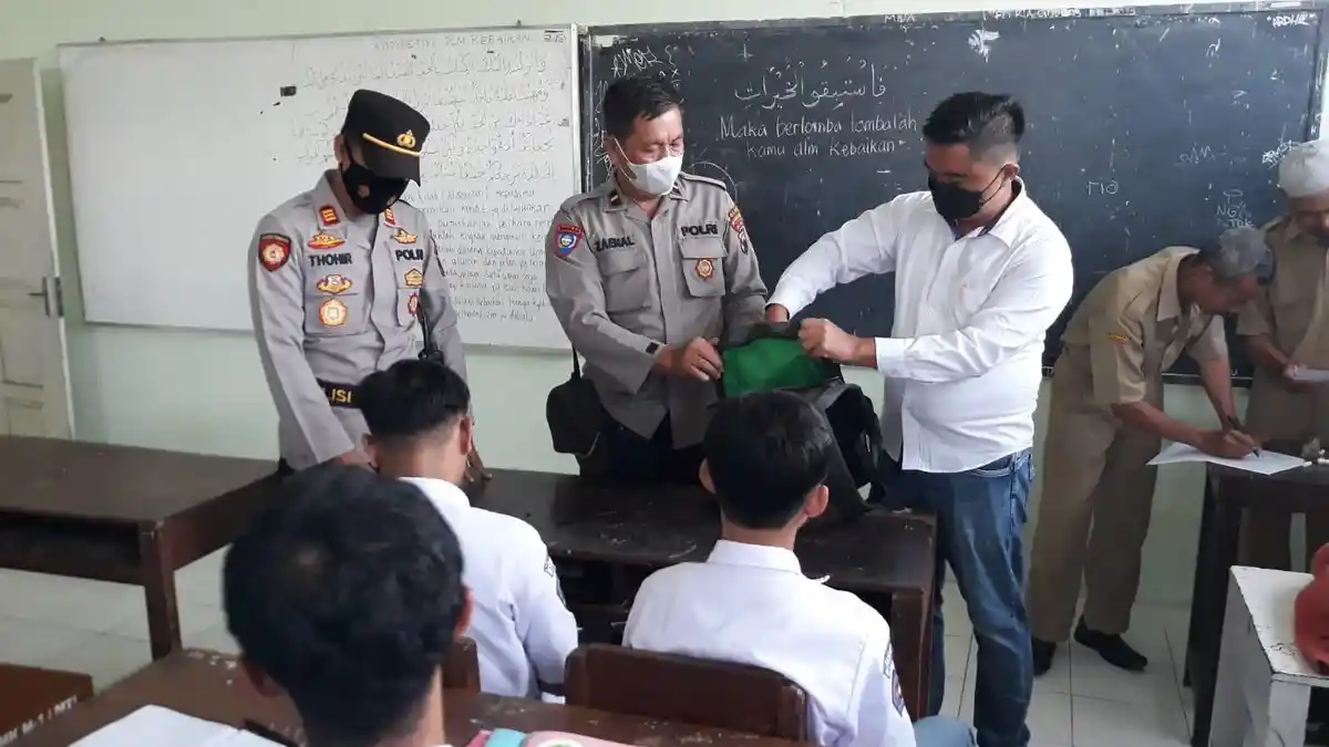 Polsek Muntilan Gelar Razia di SMK Muhammadiyah 1 Muntilan, Ini Temuannya