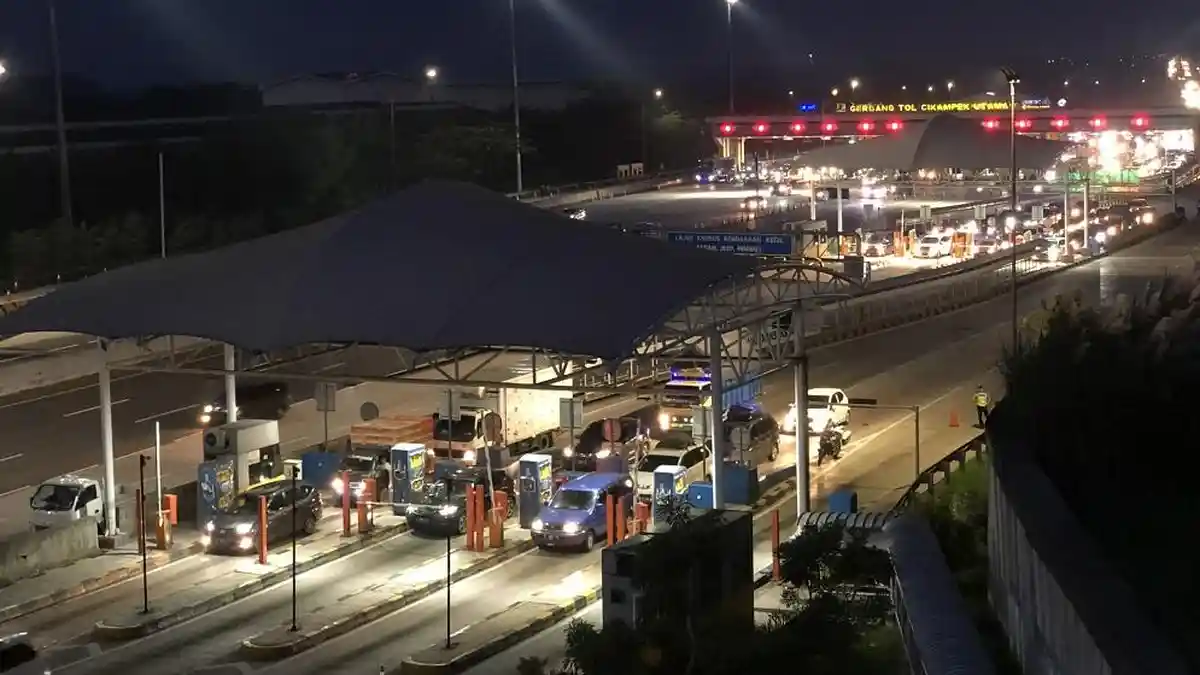 One Way Arus Balik Menuju Jakarta: 57.928 Kendaraan Melintasi GT Cikampek Utama