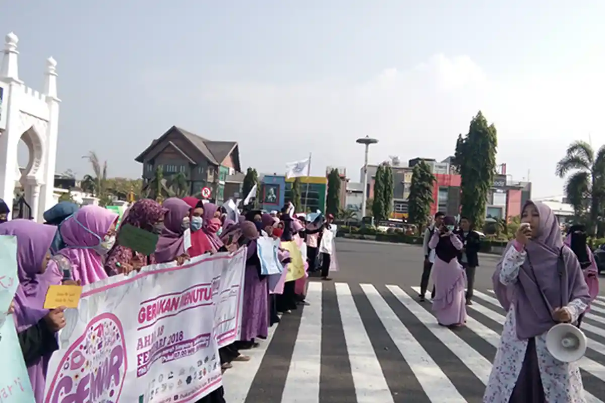 Ratusan Mahasiswa Aceh Gelar Aksi Menutup Aurat, Bagi-bagi Kaos Kaki dan Jilbab