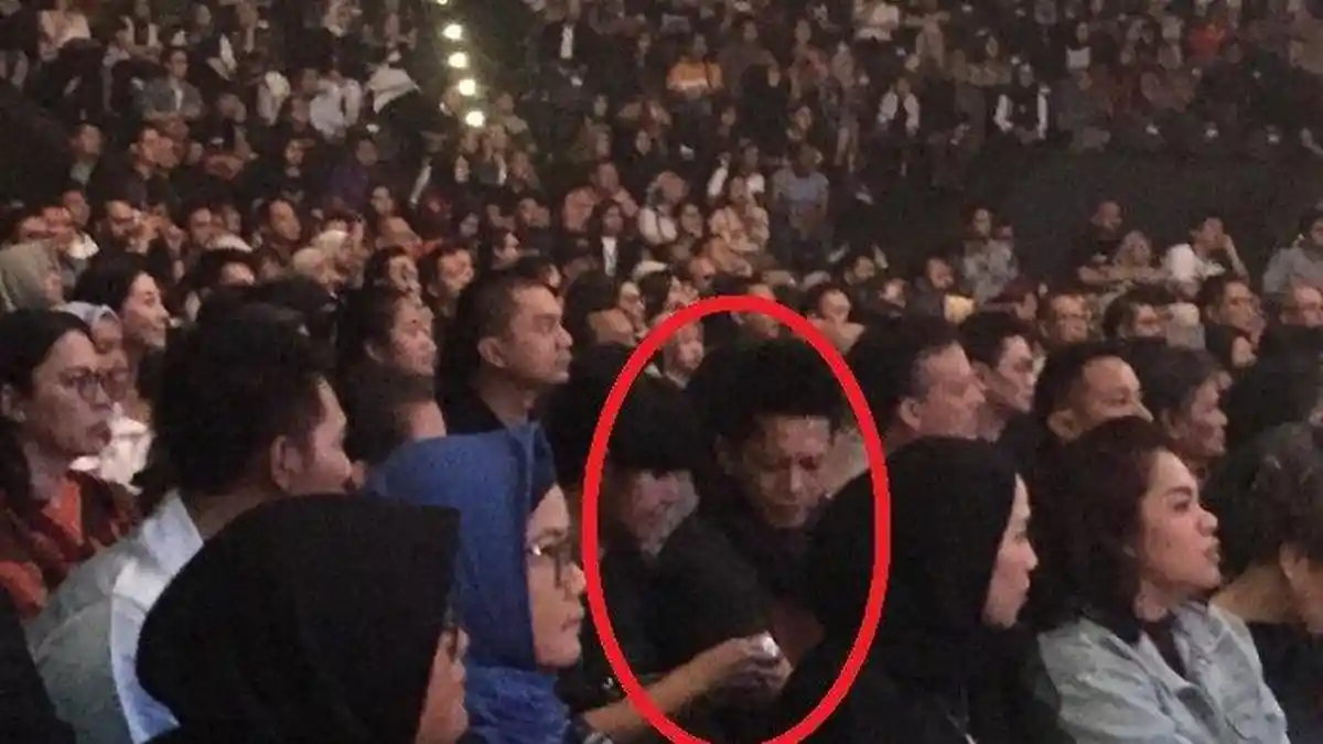 Menebak Perempuan di Samping Ariel Noah, Bersandar & Tersenyum di Pundak Nikmati Konser Marcel