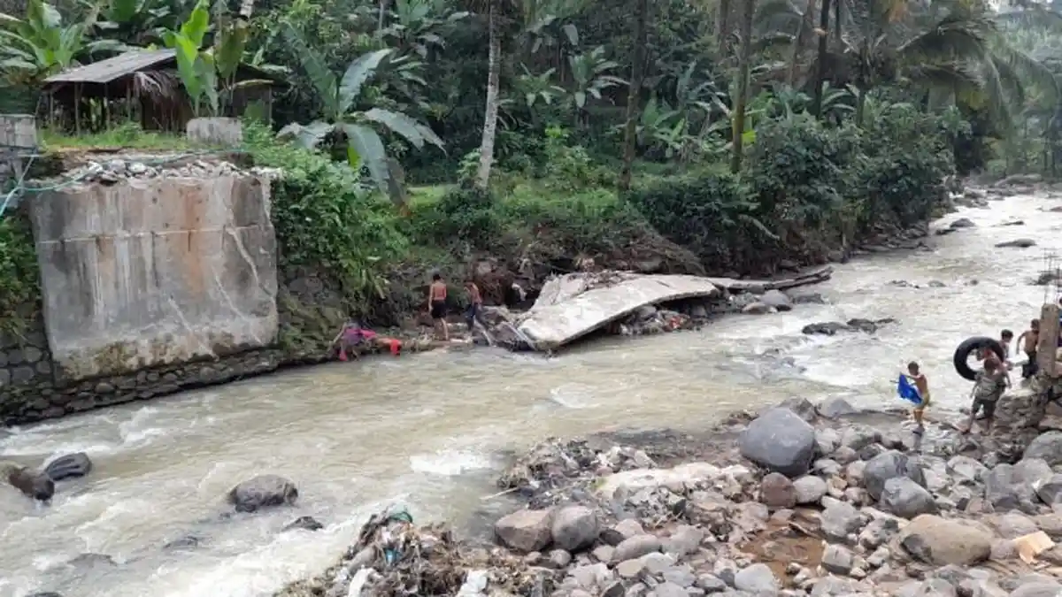 Jembatan Putus di Lebak, Warga yang Tinggal di Bantaran Sungai Cilaki Was-Was Terjadi Longsor