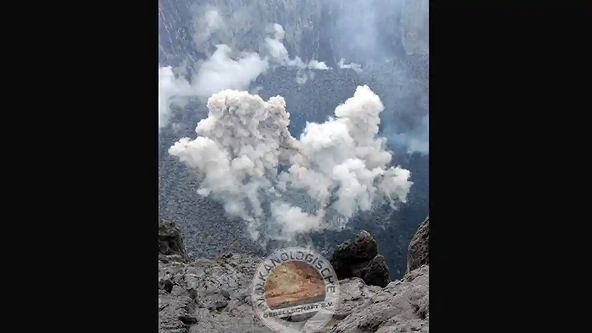 Beredar Foto Terkini Kawah Gunung Agung, Apa Kata PVMBG?