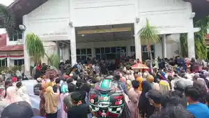 massa-demo-kantor-dprk-aceh-singkil_20260303.jpg