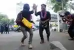 Ramon Y Tungka Melakukan Sujud Syukur