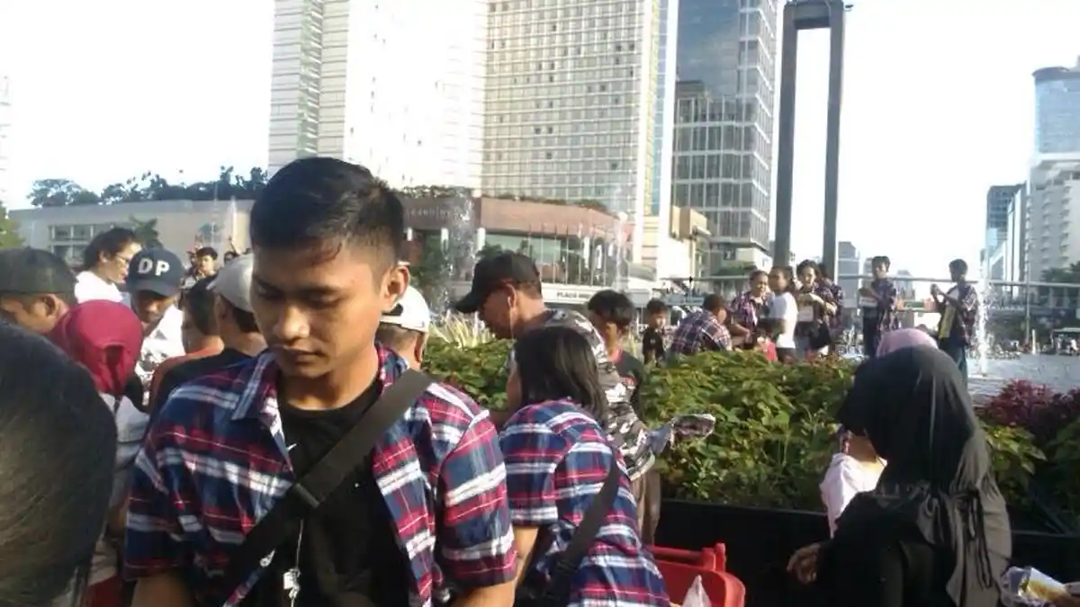 Massa Mengeluh Tidak Kebagian Kemeja Kotak-Kotak