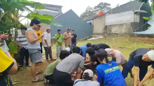 Warga-Perumahan-Kinan-City-Cibinong-Kabupaten-Bogormenyembelih-hewan-kurban.jpg