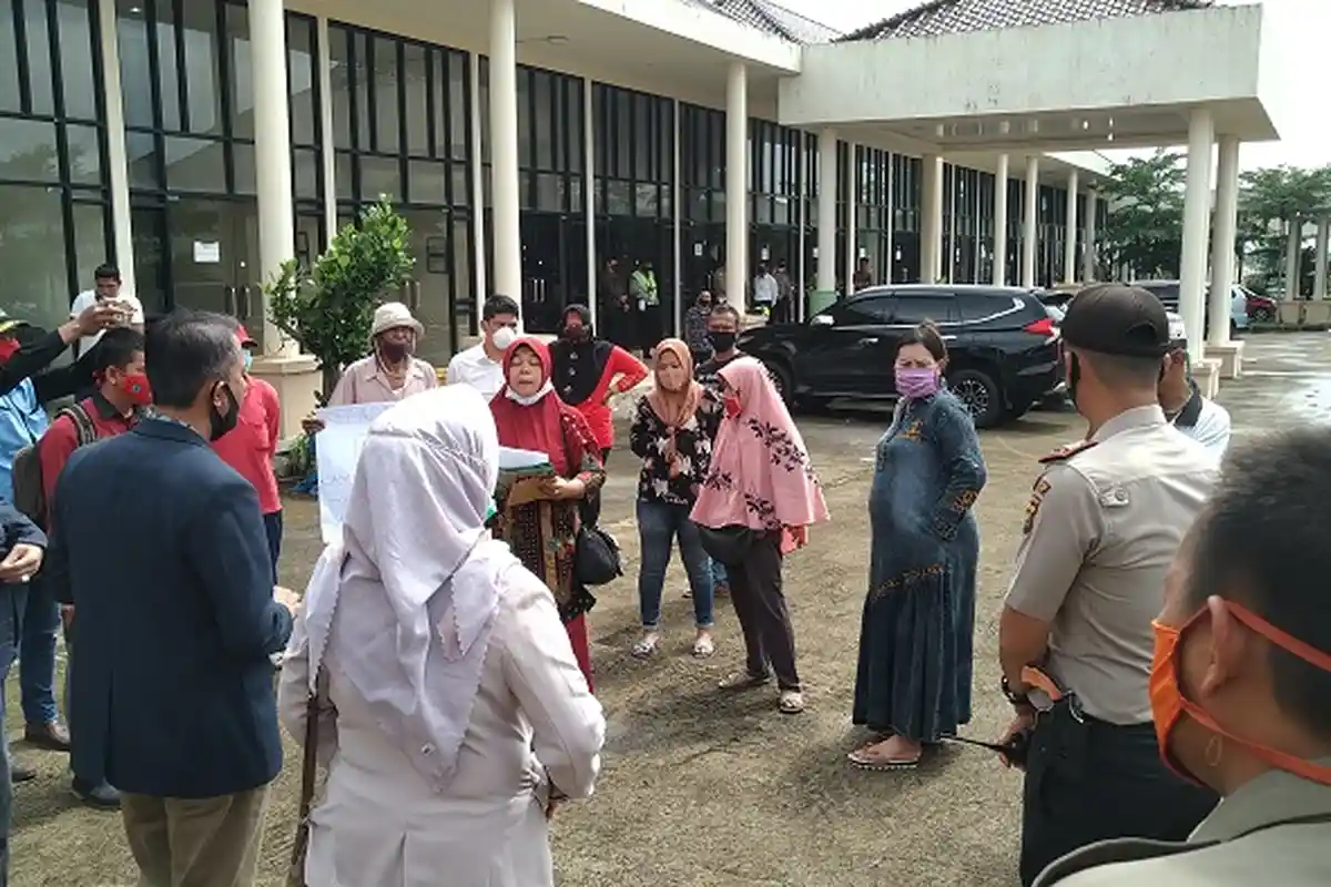 Pertanyakan BLT DD yang tak Merata, Warga Tebing Gerinting Aksi ke DPRD Ogan Ilir, Tetap Jaga Jarak!