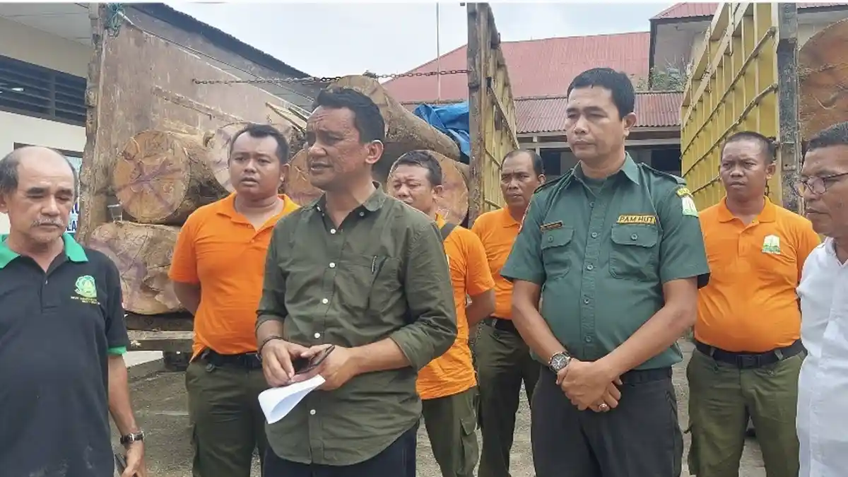 Tim Patroli Gabungan KPH III Aceh dan BPKH Krueng Pereulak Amankan 2 Truk Kayu Damar
