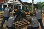 2-Pemuda-di-Prabumulih-Ditangkap-Polisi-Karena-Curi-4-Batang-Besi-Rel-Kereta-Api.jpg