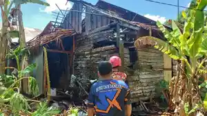Satu-unit-Rumah-di-barabai-terbakar-relawan-berjibaku-padamkan-kobaran-api-1.jpg