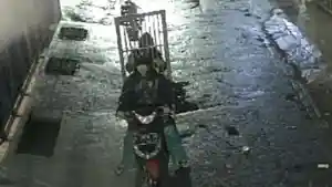 Tangkapan-layar-video-CCTV-yang-merekam-aksi-dua-orang-bandit-mencuri-besi-penutup.jpg