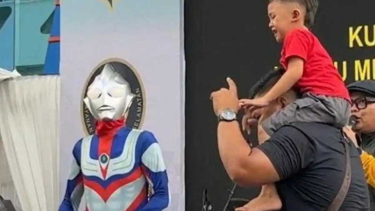 Gagal Bawa Pacarnya Mudik, Pria Ini Pakai Kostum Ultraman Saat Pulang ke Kampung Halamannya, Putus