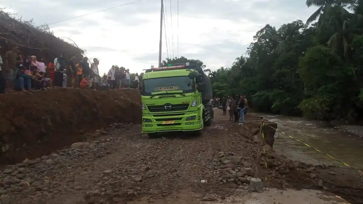 Jalan Penghubung Tapsel-Mandailingnatal Hampir Putus Akibat Longsor, Polisi Berlakukan Satu Arah 