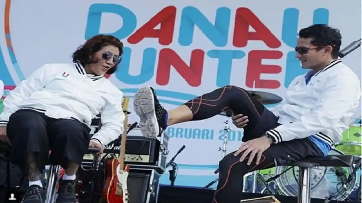 Sandiaga Uno Perlihatkan Sepatu Oke Oce kepada Menteri Susi