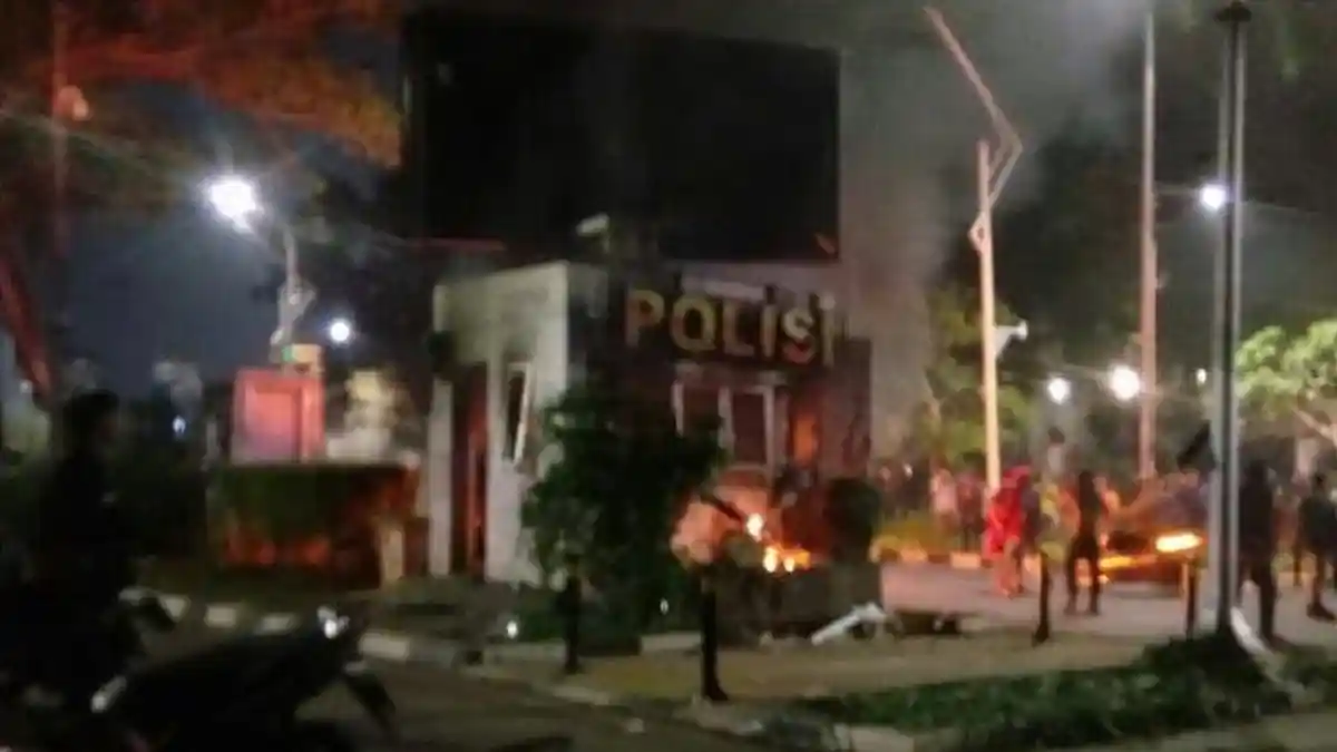 Masih Berlanjut, Massa Aksi di Depan Gedung DPR RI Pindah Lokasi dan Bakar Pos Polisi