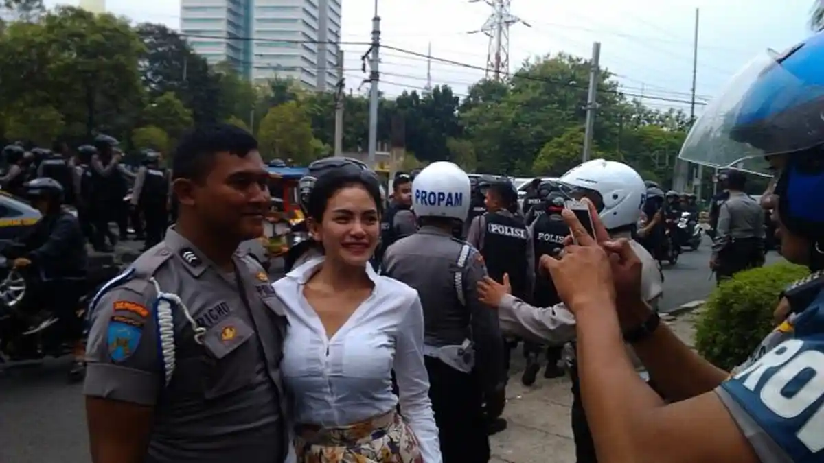Foto Bareng Nikita Mirzani Bikin Polisi Lega Seusai Memburu Perusuh