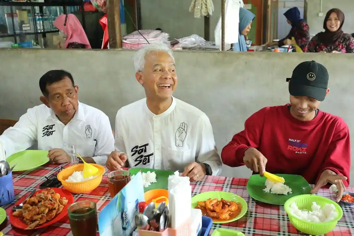 Berkelas! Diadang Pendukung Prabowo-Gibran di Kaltim, Ganjar Ajak Salaman & Makan Siang Gratis