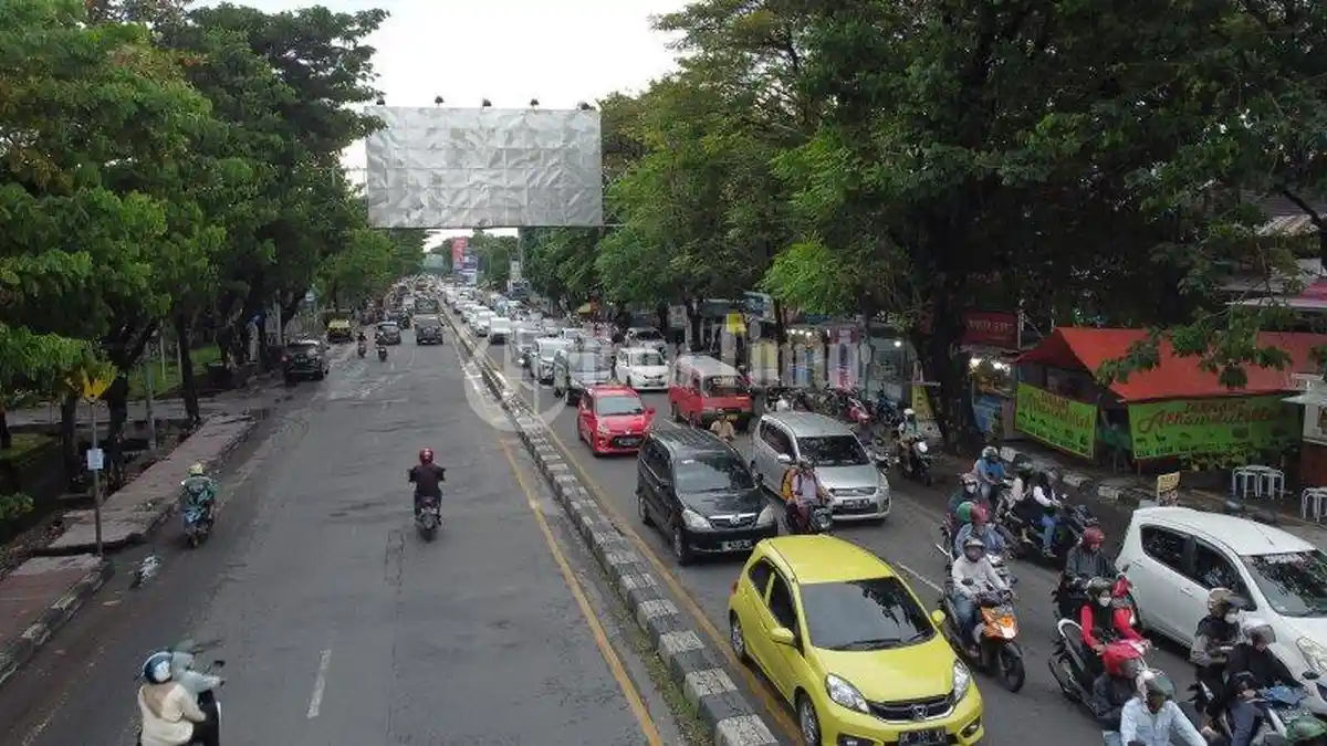Foto Drone: Macet Panjang di Jl Sultan Alauddin Makassar - Sejumlah-kendaraan-terjebak-macet-di-Jl-Sultan-Alauddin-Makassar-Jumat-2752022-2.jpg