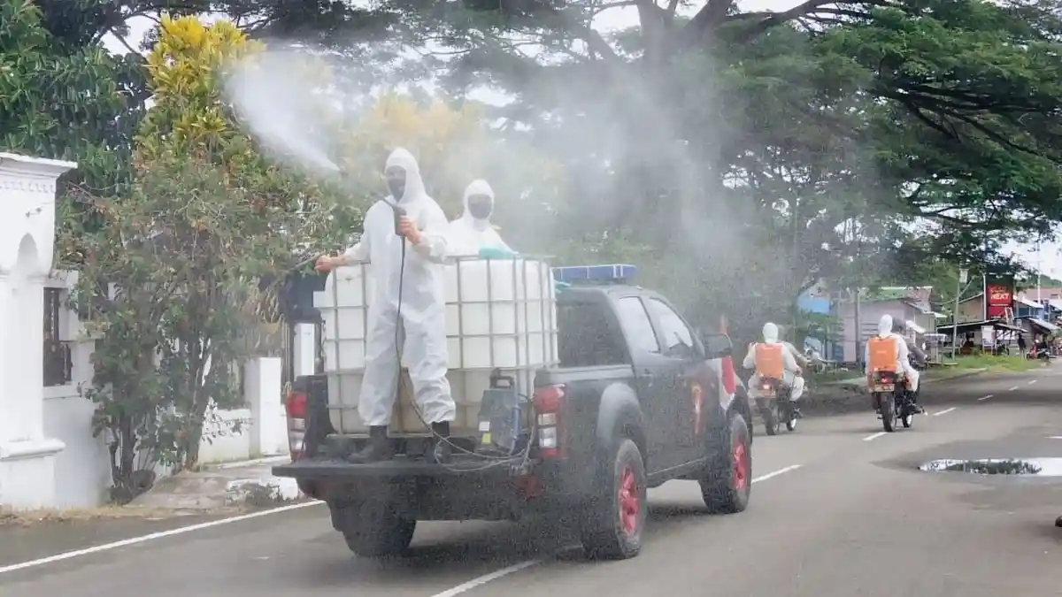 Penyemprotan Desinfektan Massal, Kompi 4 Batalyon B Pelopor Sisir Amahai-Maluku Tengah