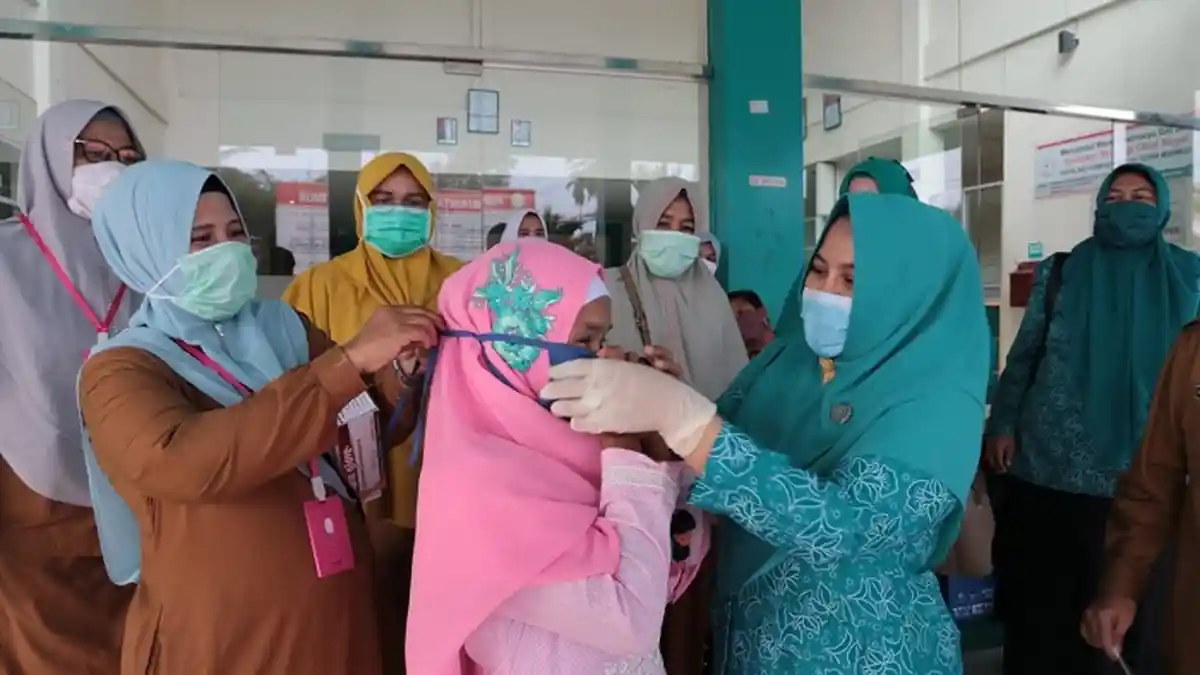 Cegah Penyebaran Covid-19, TP PKK Aceh Timur Bagi Masker