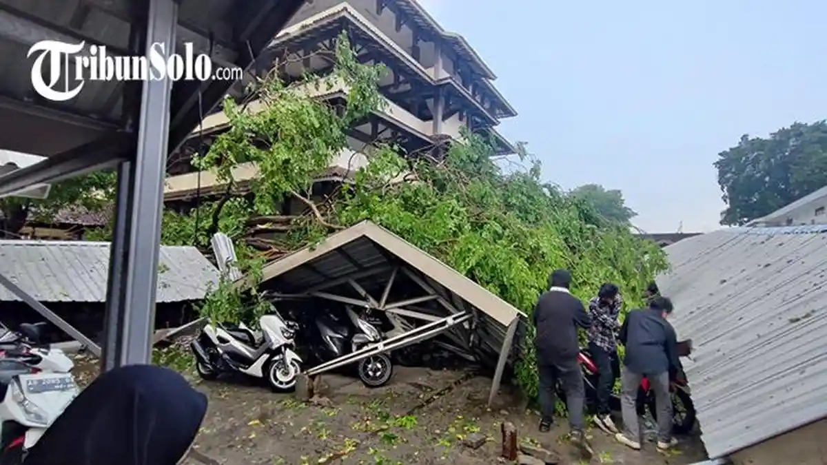 Kronologi Parkiran Kampus UMS Roboh Timpa 50 Motor Mahasiswa, Hujan Badai Datang Selepas Salat Ashar