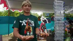 Tri-Harjanto-perajin-wayang-kresek-saat-menunjukan.jpg