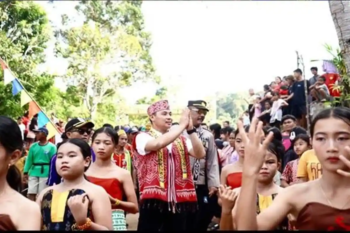Wabup Kapuas Hulu Buka Pekan Gawai Dayak Suku Suang Ensilat