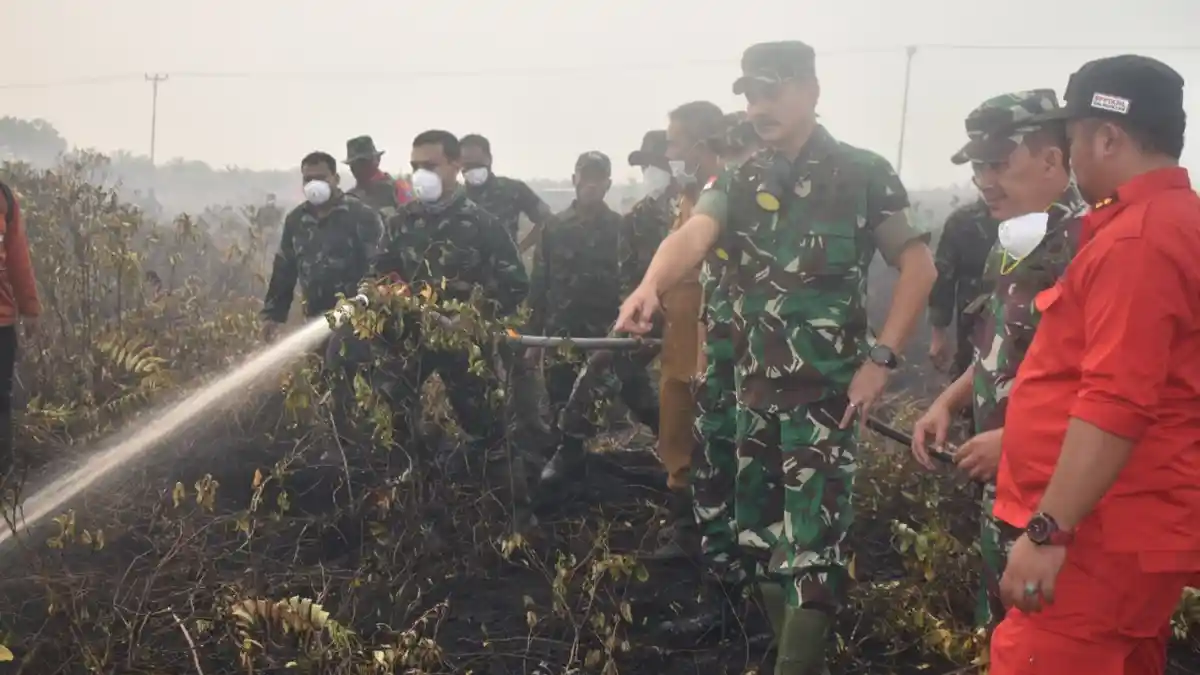Tinjau Upaya Satgas Karhutla, Kasdam XII/TPR Beri Bingkisan