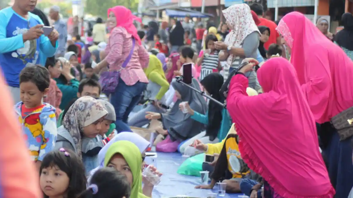 Ratusan Warga Mempawah  Rebutan 'Tambol'  di Jalan Raya - tribunpontianakcoiddhita-mutiasari_20160731_112829.jpg