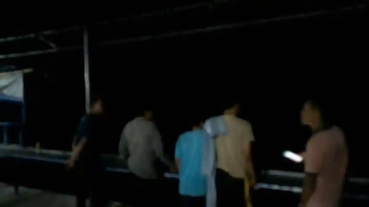 Warga Khawatir dan Cek Pantai Pasca-Gempa 7,1 Guncang Maluku Utara dan Sulawesi Utara