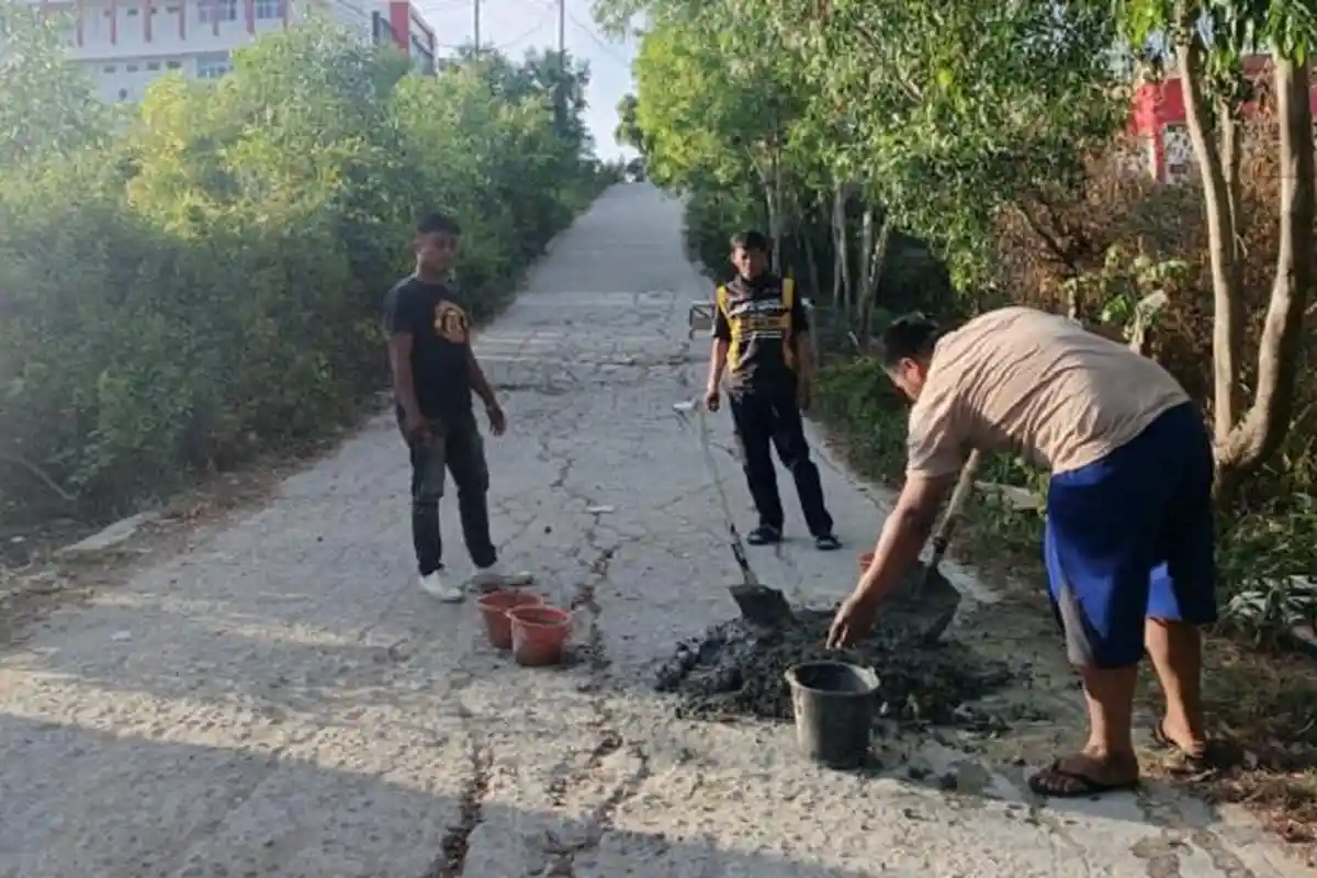 Driver Ojek Online Patungan Perbaiki Jalan Rusak Menuju Kampus Unsulbar, Penumpang Sering Ngeluh