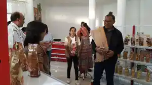 Wakil-Gubernur-NTT-Johni-Asadoma-saat-melakukan-kunjungan-NTT-Mart-belu.jpg