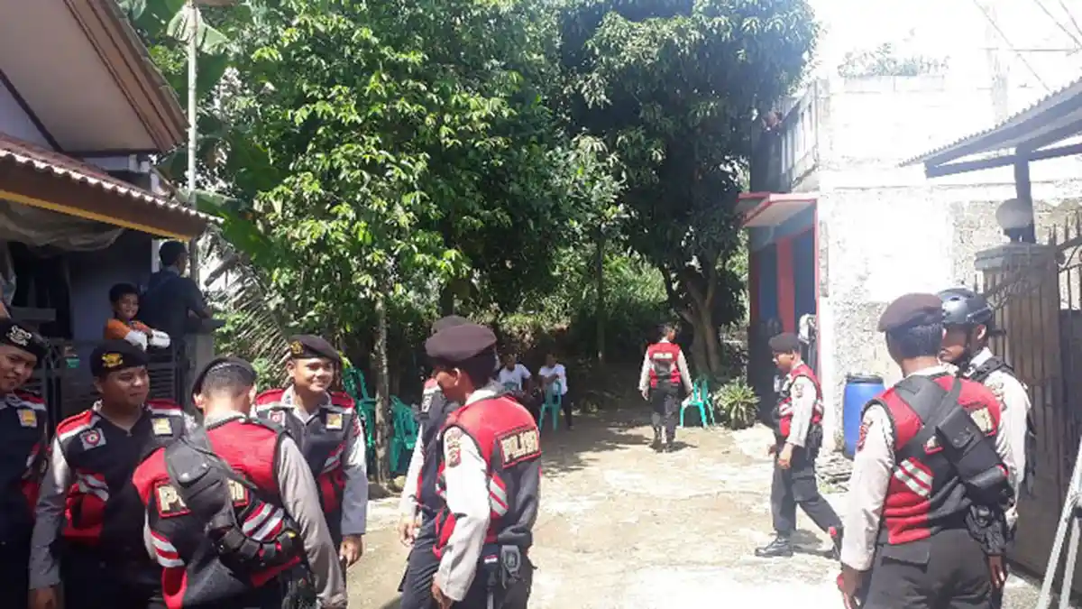 3 Minggu Berlalu, Polisi Bawa Pria Bermasker ke Dekat Rumah Bocah yang Tewas Dalam Karung