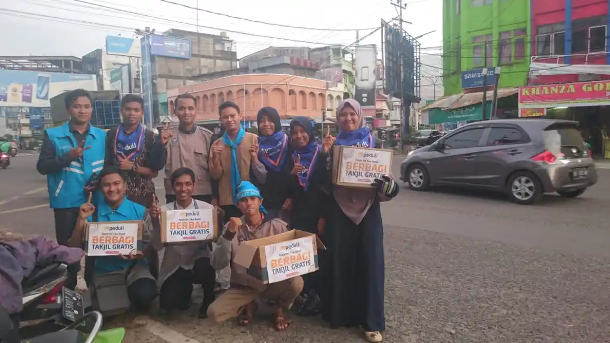 Berbagi Takjil Sambil Ajak Masyarakat Berzakat dan Sedekah