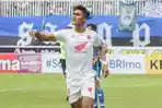 Selebrasi-Ramadhan-Sananta-usai-mencetak-gol-ke-gawang-Persib-Bandung.jpg