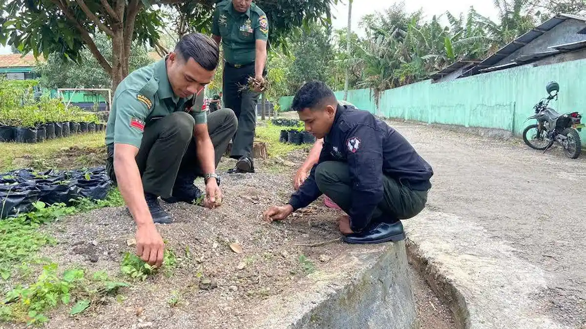 Anggota Kodim 1621/TTS Laksanakan Pembersihan Makodim