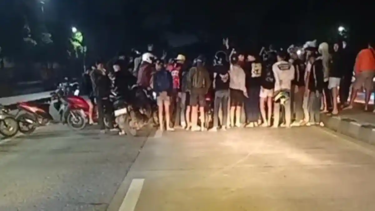 Balap Liar Motor  Depan Kahatex Jatinangor Blokade Jalan Nasional