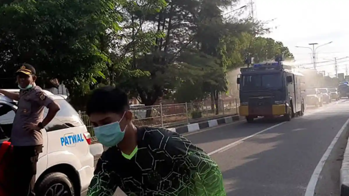 Mencegah Menyebar Corona, Polres Pidie Semprot Disinfektan di Jalan Gunakan Water Canon