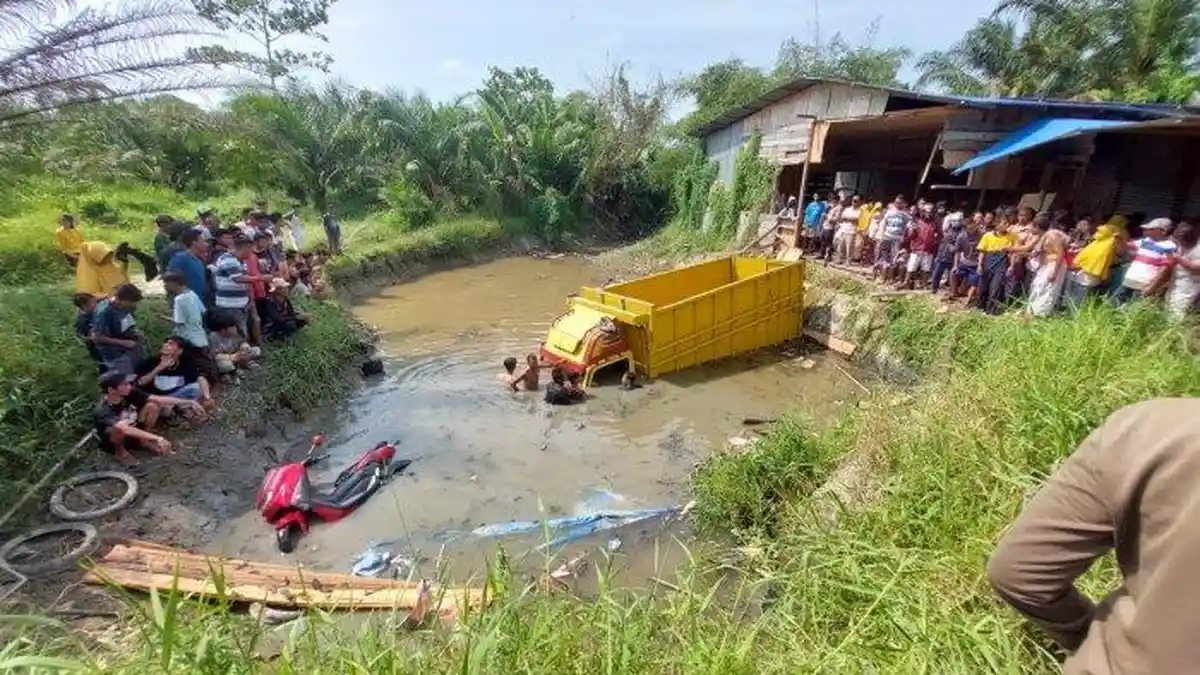 Bocah Kendarai Truk Jadi Penyebab Kecelakaan, Hantam Dua Motor dan Warung Hingga Terjun ke Sungai